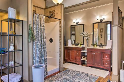 All-encompassing Escape With Pool And Hot Tub!