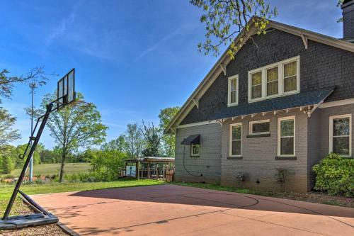 All-encompassing Escape With Pool And Hot Tub!