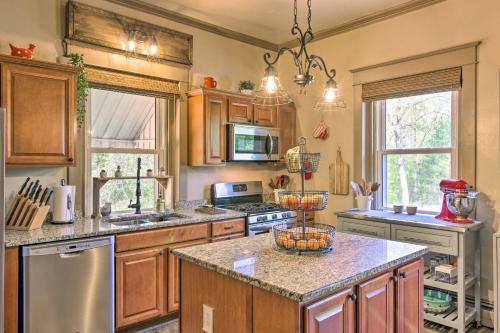 All-encompassing Escape With Pool And Hot Tub!