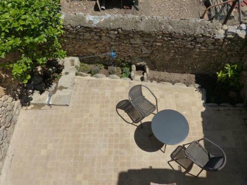 Maison de Village Avec Terrasse, Cour Et Garage.