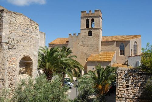 Maison de Village Avec Terrasse, Cour Et Garage.