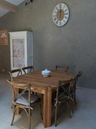 Maison de Village Avec Terrasse, Cour Et Garage.