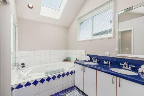 New!! Sand Dollar - Beachfront, Family Friendly Home With Highspeed Internet!