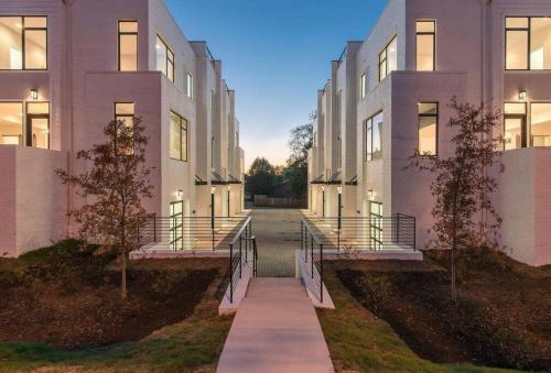 4 Connecting Condos - Sleeps 32 To 36 - Firepits - Garages - Rooftops Decks - Great Views - Security