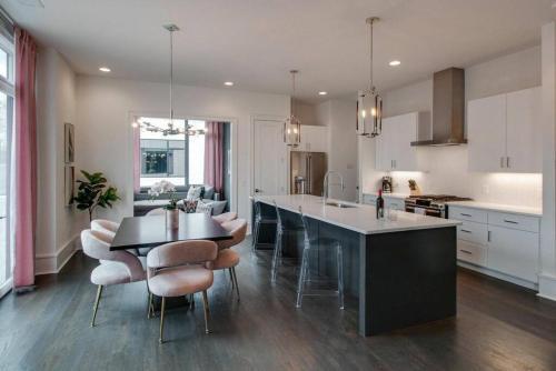 4 Connecting Condos - Sleeps 32 To 36 - Firepits - Garages - Rooftops Decks - Great Views - Security