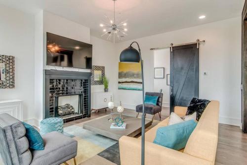 4 Connecting Condos - Sleeps 32 To 36 - Firepits - Garages - Rooftops Decks - Great Views - Security