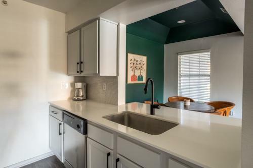Wanderjaunt - The Olivine Apartments Elm Ridge