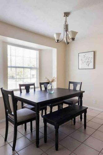Entire Home 3bed 2bath W Private Pool & Hot Tub