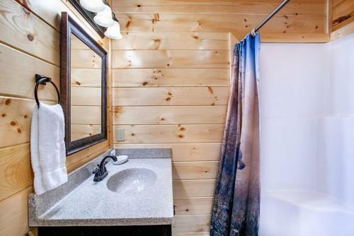 Swimming Bears Lodge Two Cabins With Pools And Hottubs