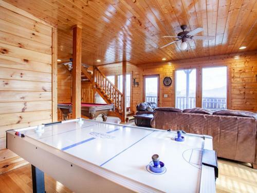 Bella Yani - Hot Tub, Pool Table, Air Hockey