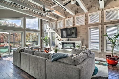 Spacious Sevierville Home With Private Hot Tub!