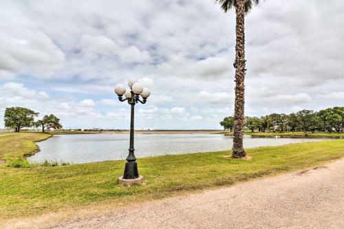 Freeport Retreat With Lake Views 6 Mi To Beach