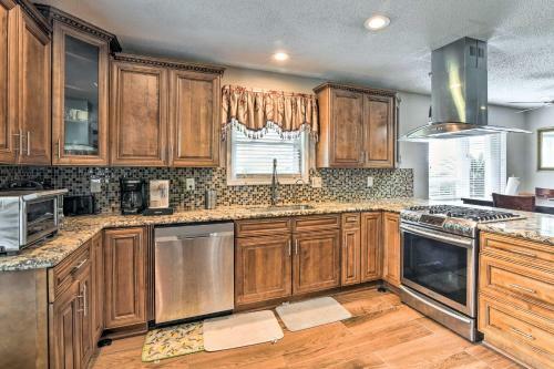 Freeport Retreat With Lake Views 6 Mi To Beach