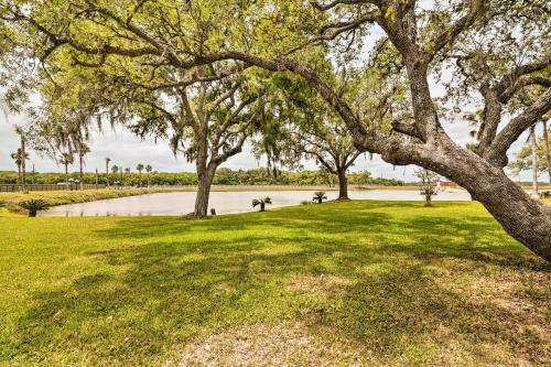 Freeport Retreat With Lake Views 6 Mi To Beach
