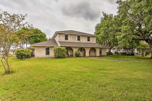 Freeport Retreat With Lake Views 6 Mi To Beach
