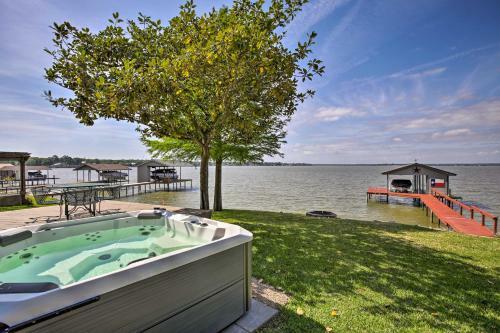Lakefront Home On Cedar Creek With Game Room!