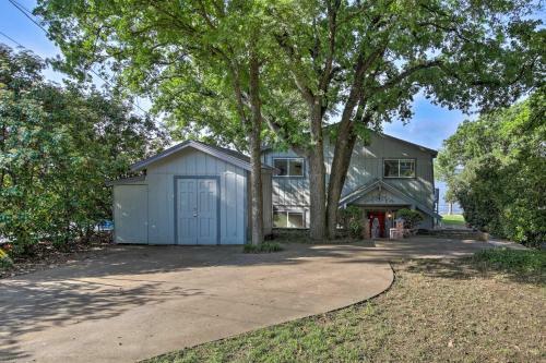 Lakefront Home On Cedar Creek With Game Room!