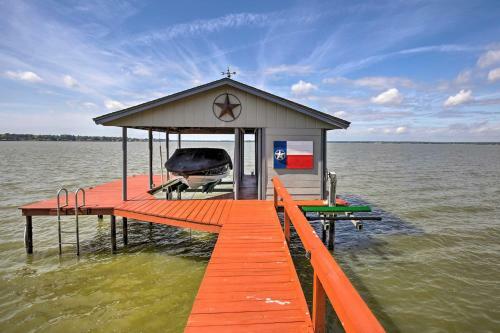 Lakefront Home On Cedar Creek With Game Room!