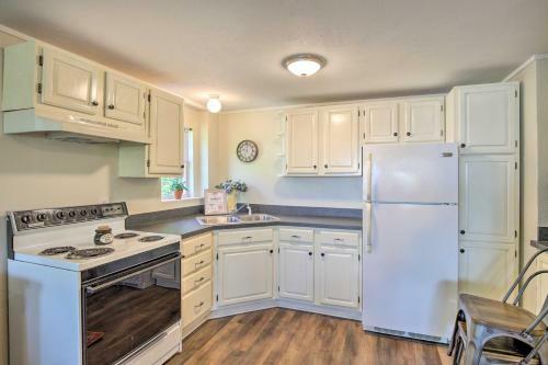 Lakefront Home On Cedar Creek With Game Room!