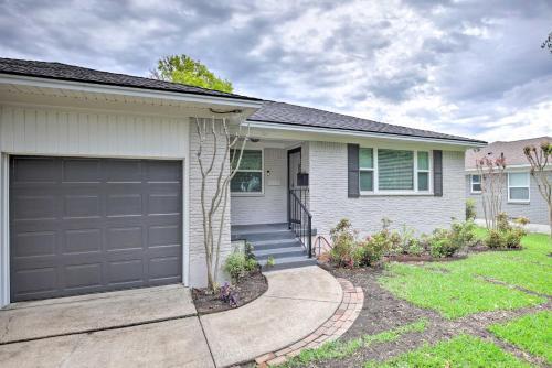 Charming Dallas Home With Yard About 6 Mi To Dtwn!
