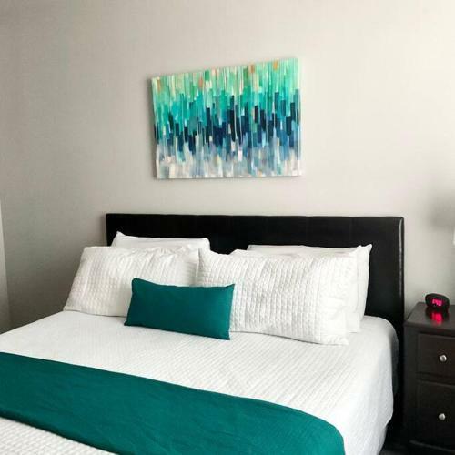 An Amazing 2 Bedroom/2 Full Bath Apartment Unit With Desk