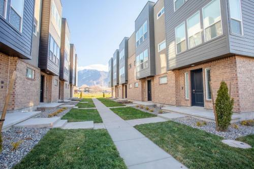 Luxury Townhouse. Super Fast Wifi. Heated Pool