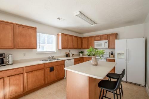 2,000ft. Kingbd. Fstwifi W/ Office. Mtnviews. Parking