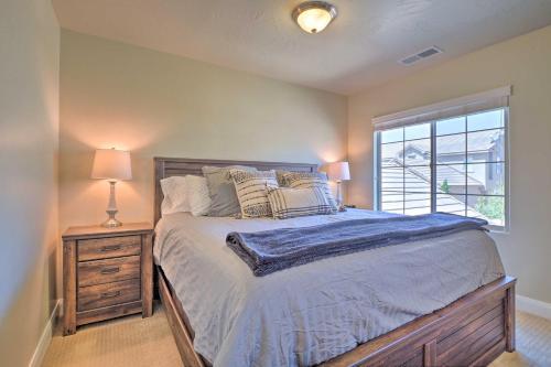 Blue Sky Get-a-way Townhome With Patio, Grill