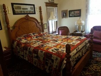 Bed & Breakfast Spurs N Lace Inn