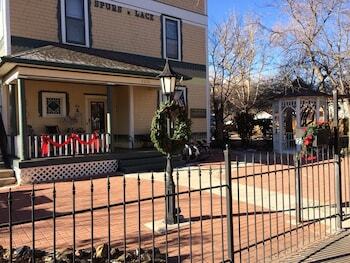 Bed & Breakfast Spurs N Lace Inn