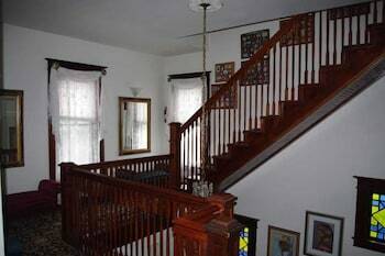 Bed & Breakfast Spurs N Lace Inn
