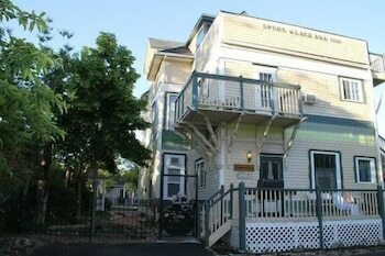 Bed & Breakfast Spurs N Lace Inn