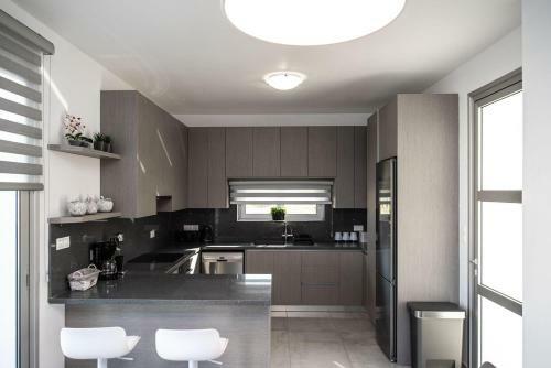 Brand New 3-br Villa/pool,2'on Foot-trinity Beach!