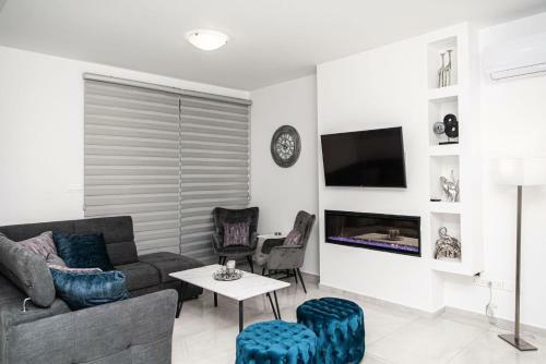 Brand New 3-br Villa/pool,2'on Foot-trinity Beach!