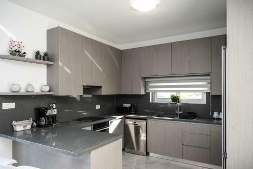 Brand New 3-br Villa/pool,2'on Foot-trinity Beach!