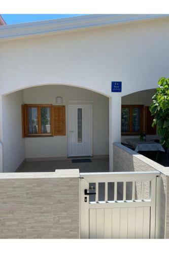 Apartment Nuka - One Bedroom Apartment With Terrace