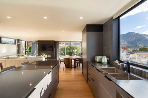 Luxury Wanaka Villa- Stunning Views-walk To Town
