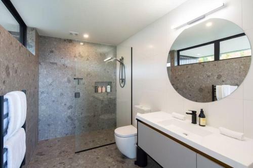 Luxury Wanaka Villa- Stunning Views-walk To Town