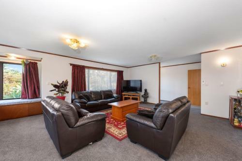 Courtside Quarters - Waihi Beach Holiday Home