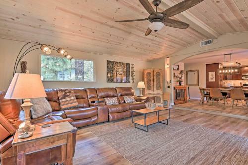 Welcoming Pine Retreat With Deck And Fire Pit!