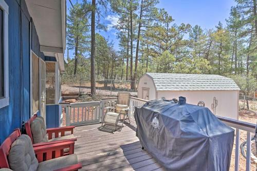 Welcoming Pine Retreat With Deck And Fire Pit!
