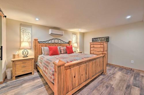Welcoming Pine Retreat With Deck And Fire Pit!