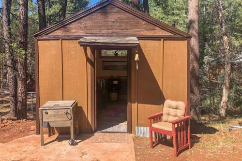 Welcoming Pine Retreat With Deck And Fire Pit!