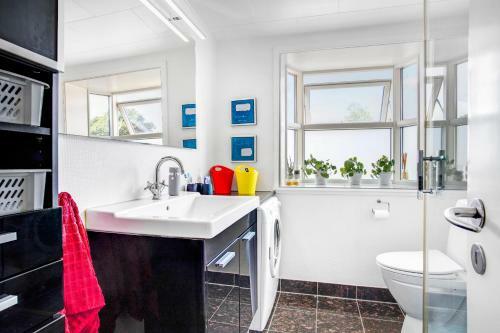 Fredelig Overnatning Ved Sundet Og N�rrestrand S�