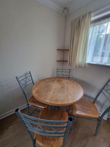 4 Bed 2 Bathroom House With Garden And Parking