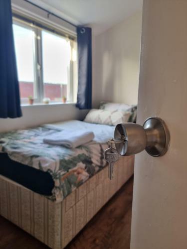 4 Bed 2 Bathroom House With Garden And Parking