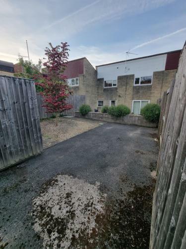 4 Bed 2 Bathroom House With Garden And Parking