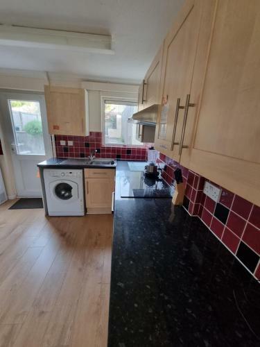 4 Bed 2 Bathroom House With Garden And Parking