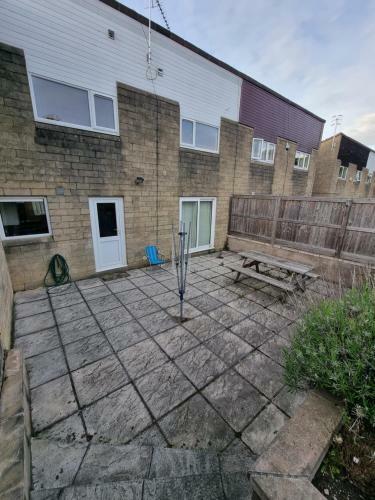 4 Bed 2 Bathroom House With Garden And Parking