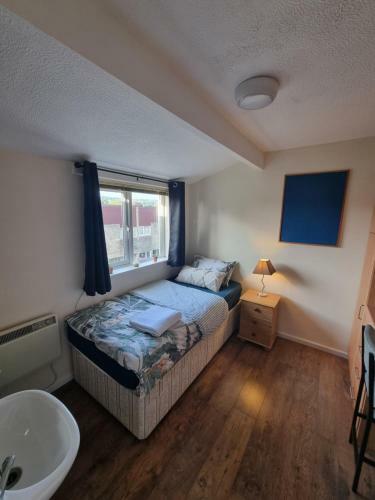 4 Bed 2 Bathroom House With Garden And Parking